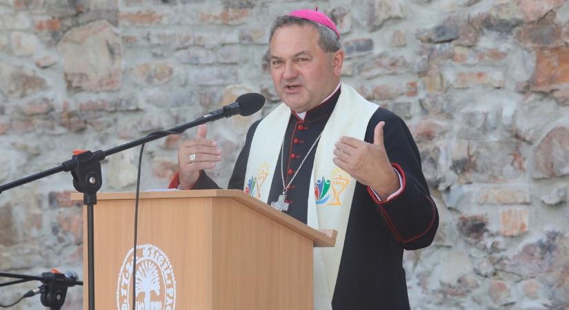 Őszinte beszélgetésre várja a fiatal felnőtteket Felföldi László megyéspüspök