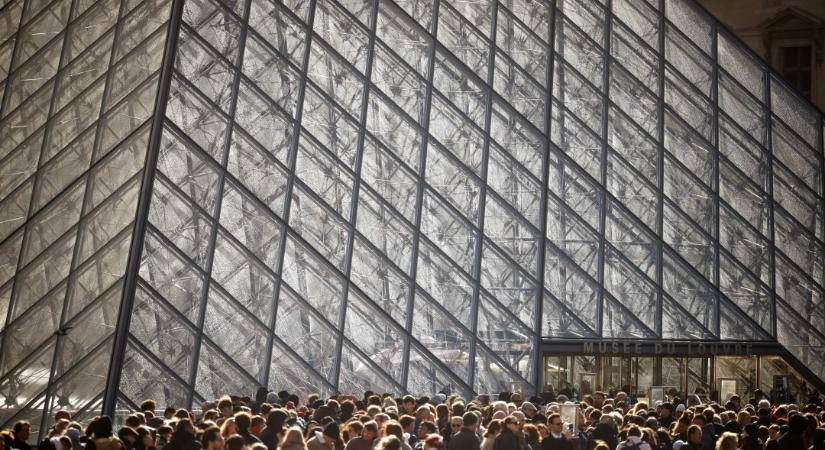 Őrizetben a Louvre-rablás két gyanúsítottja, az ékszerek még nincsenek meg
