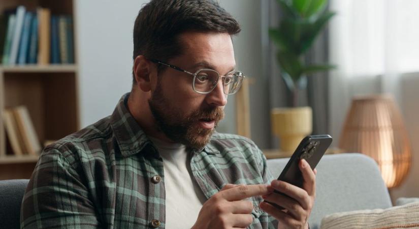Így kémkedik utánad a telefonod
