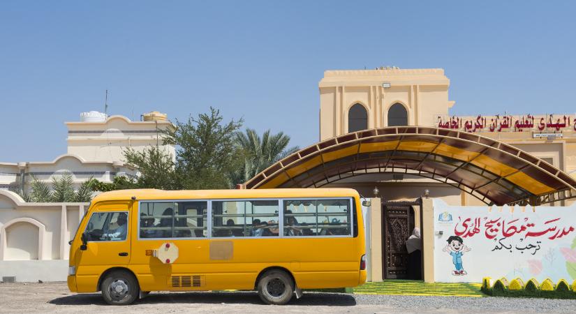 Először lett Ománban egy nő buszsofőr