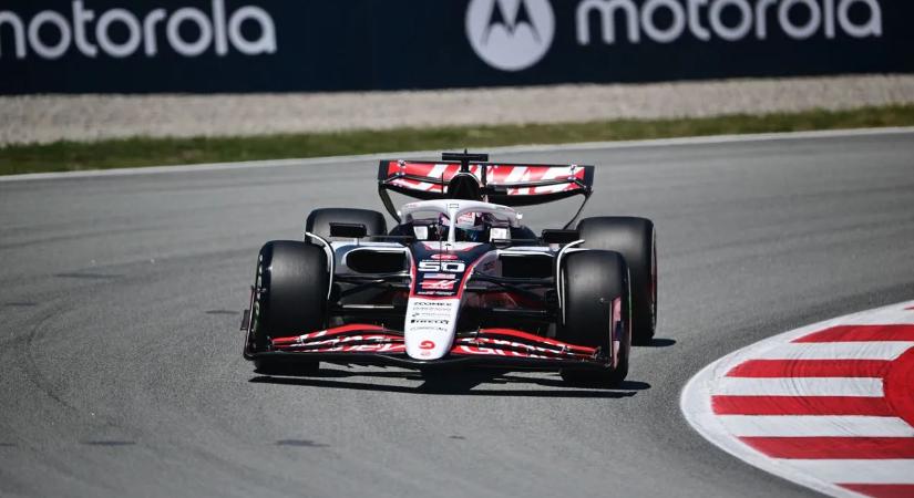 A védőkorlátnak csapódott, súlyos balesetet szenvedett az F1-es csapat pilótája