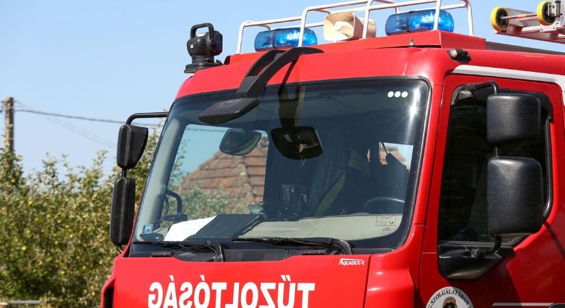 Akciódús jelenetek: a tűzoltók nem kímélték az ajtót Zalában – a lakóért mentek