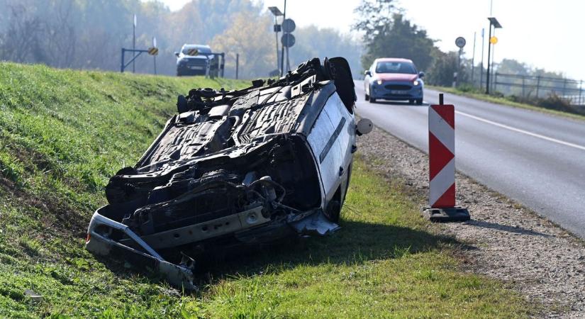 Árokba borult egy autó a baranyai halálszakaszon
