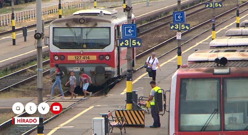 Mozdonyvezető nélkül gurult 4 kilométert egy vonat Mátészalkánál, a váltókezelőnek köszönhető, hogy nem lett nagyobb baj