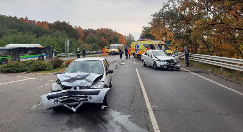 Óriási anyagi kár, totálkáros autók - baleset történt a felüljárón (fotókkal)