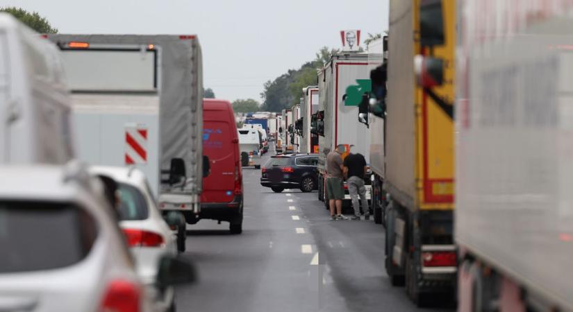 Kilométeres a torlódás az M1-es autópályán, ez miatt történt a káosz
