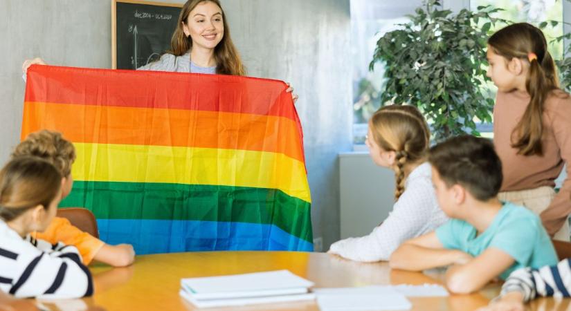 Őrület! Jön az „egészségügyi nevelés” a lengyel iskolákba – a genderről, meg a Barbie-val játszó fiúkról szól majd