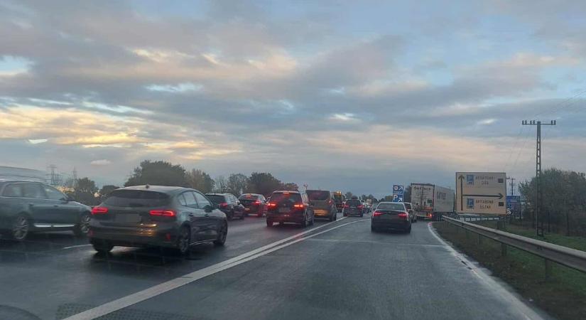 Szalagkorlátnak ütközött egy autó az M1-esen, Győrújbarátnál - forgalmi akadály