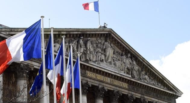 A szocialisták azzal fenyegetőznek, hogy menesztik a francia kormányt a feszült költségvetési tárgyalások miatt