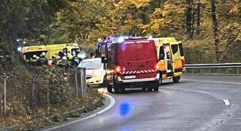 Drámai frontális karambol a 66-os úton: a roncsból mentették ki az egyik sofőrt