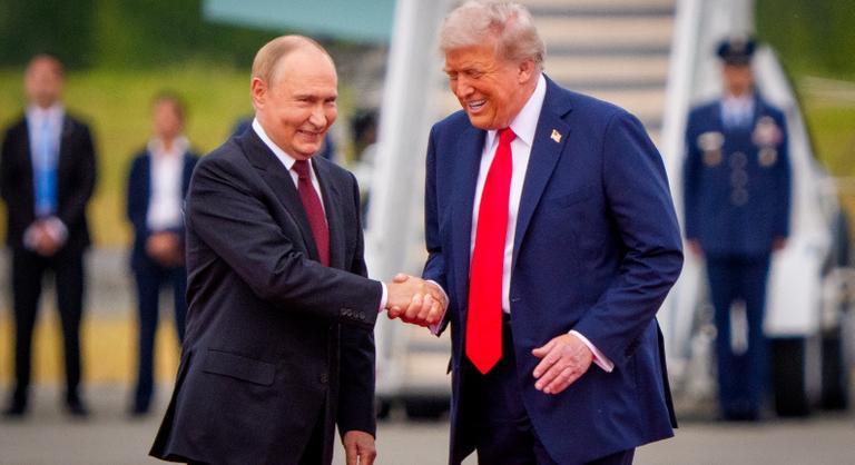 „Ha a harc elkerülhetetlen, jobb elsőként ütni” – Putyin csokispapíron küldött fenyegető üzeneteket Trumpnak