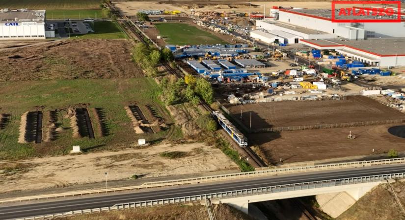 Videóriport a kínai akkugyár kedvéért bezárt vasútvonal utolsó napjáról