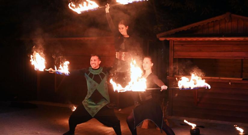Perzselő pillanatok: őrületes show-val rukkoltak elő a tűzzsonglőrök Szolnokon – galériával, videóval