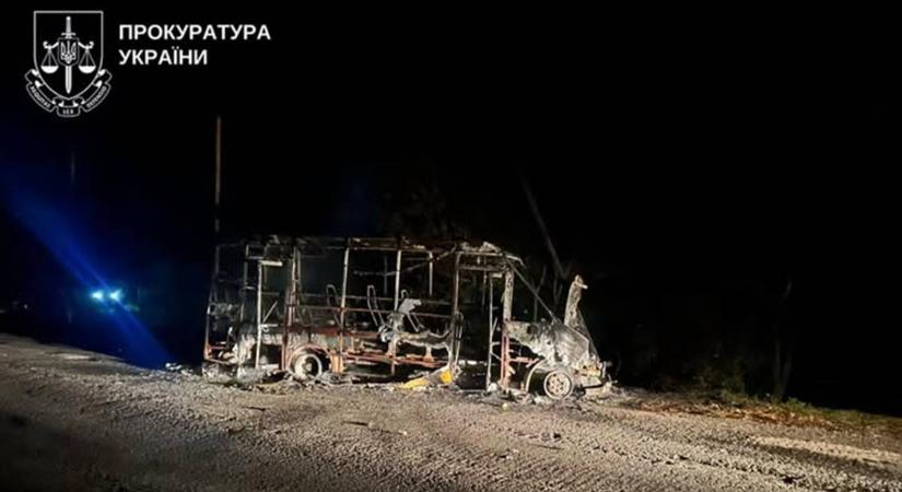 Orosz dróntámadásban kiégett egy busz Ukrajnában