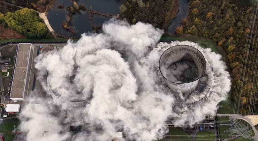 Felrobbantották a bajorországi Gundremmingen atomerőmű hűtőtornyait