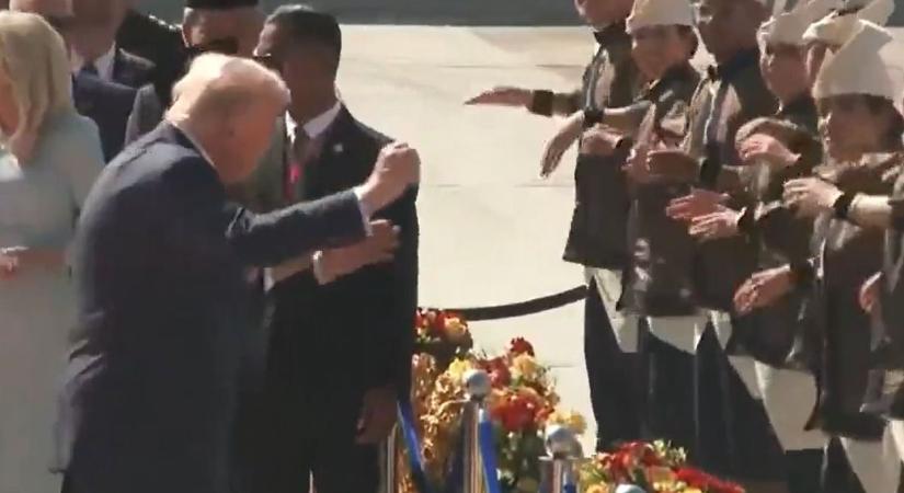 Lábában a boogie: így táncolt Donald Trump a malajziai repülőtéren (VIDEÓ)
