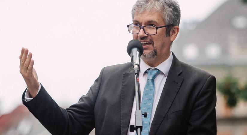Hadházy Ákos közzétette a hatvanpusztai zebrákról szóló kormányhivatali dokumentumokat, miután Orbán Viktor édesanyja tagadta a létezésüket