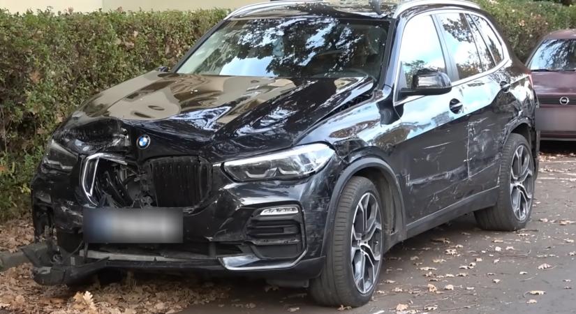 Egy 285 lóerős BMW-n gyakorolt vezetni, összetört egy csomó autót