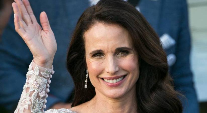 A 67 éves Andie MacDowell csodaszép nagymamaként: ősz tincseivel ugyanolyan gyönyörű