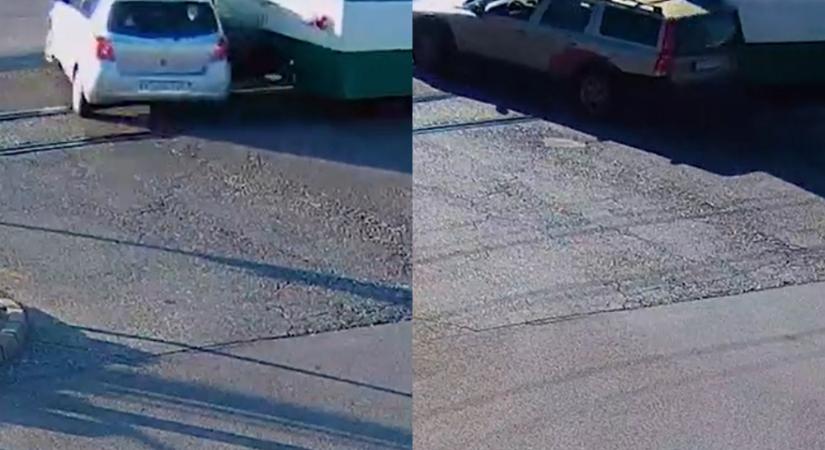 Pár napon belül két autós is simán befordult a HÉV elé ugyanott