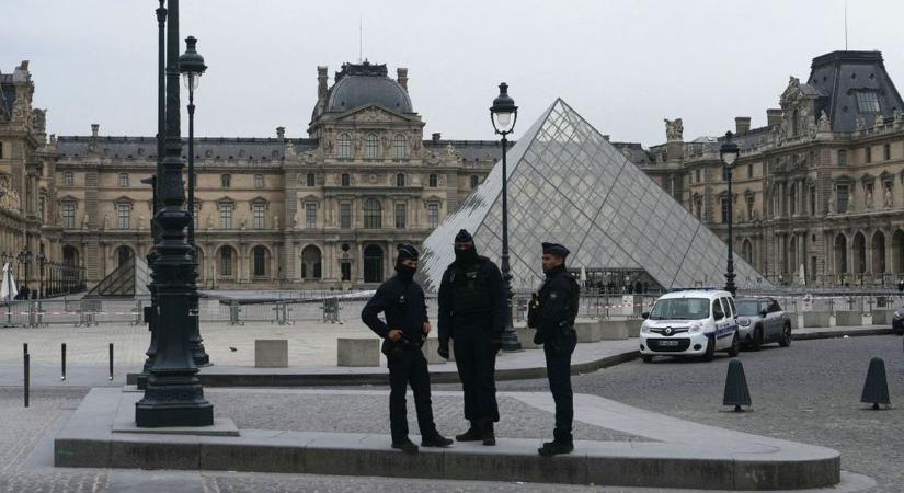 Ékszerrablás a Louvre-ban: két embert őrizetbe vettek