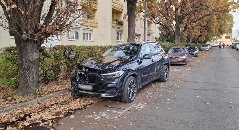 Parkolóban tanult vezetni: öt autót zúzott le egy fiatal lány Szombathelyen