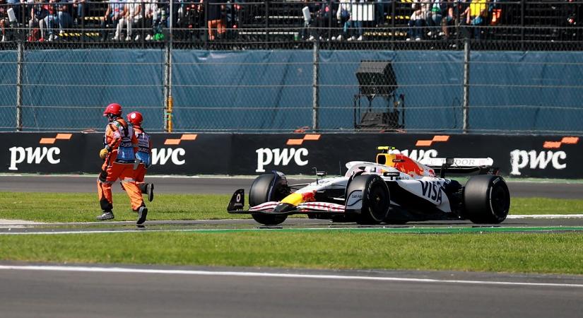 Életveszélyes jelenet a mexikói F1-futamon, ember a pályán