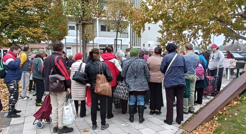 “Nem a mi szégyenünk, hogy ingyen ételért kell sorban állnunk.” – 150 embert vendégeltek meg Debrecenben