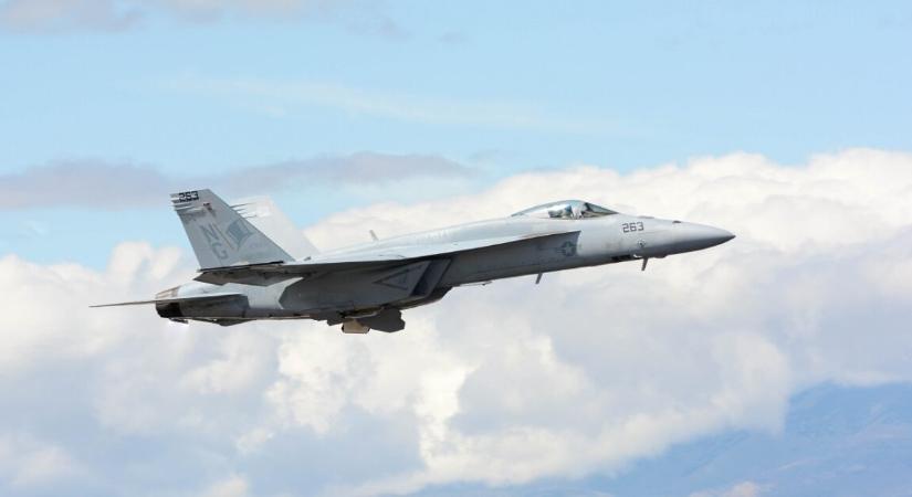 Megdöbbentő incidens a levegőben – tengerbe zuhant egy amerikai vadászgép és egy katonai helikopter