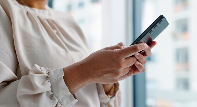 Egy nő telefonja gyorsabban merült a szokásosnál – kiderült, nyomkövető volt rajta