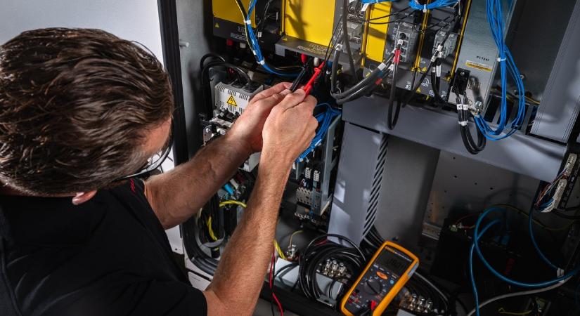 „Nem varázslók, csak FANUC szervizesek – de néha nehéz megkülönböztetni”