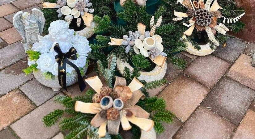 Megváltoztak a halottak napi szokások, ilyen koszorúkat keresnek most a legtöbben