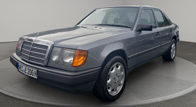 Időgép a 80-as évekbe ez a szinte vadonatúj régi Mercedes szedán