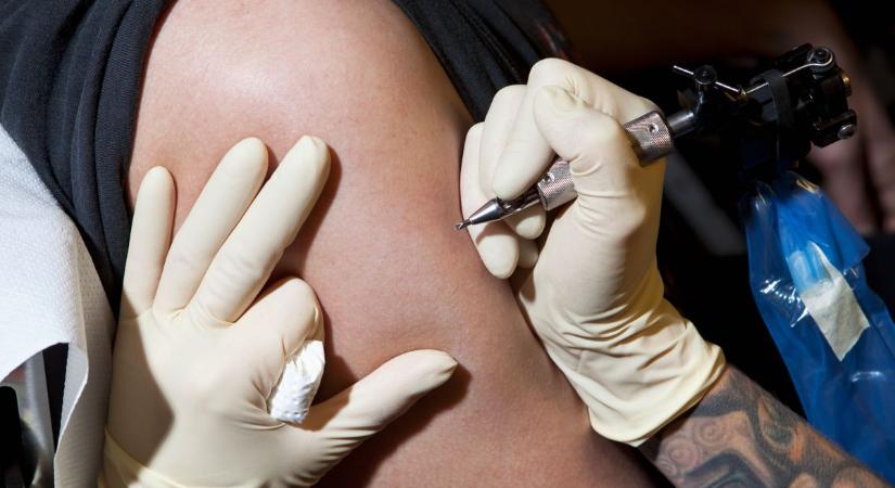 Szerelmi csalódásból poén: egy nő vicces tetoválással dolgozta fel a múltat