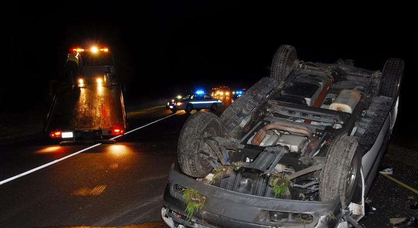 Súlyos baleset Somogyváron: tetejére borult egy autó
