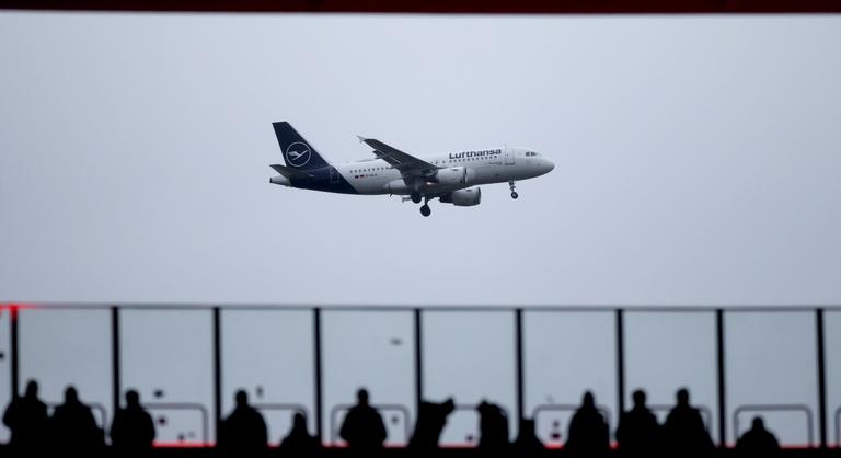 Pánik a Lufthansa gépén, több embert is megtámadott egy őrjöngő utas, mire őrizetbe vették