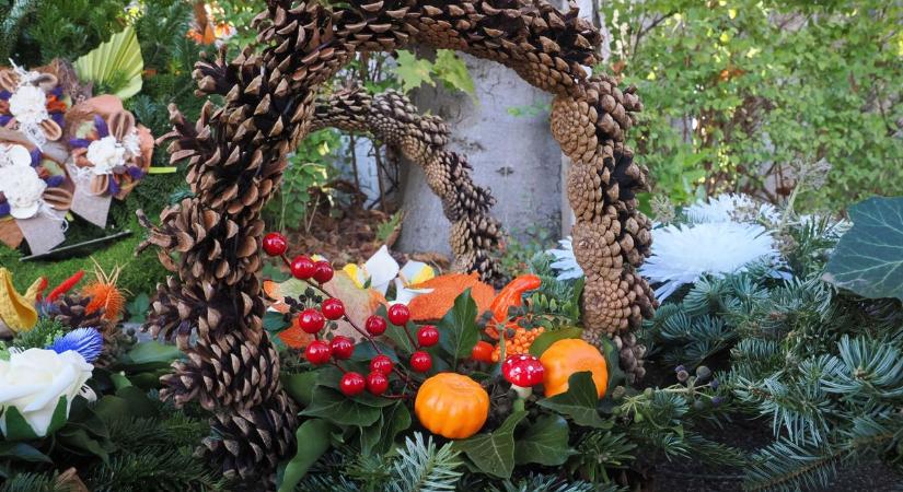 Koszorúárak: nagy különbség a szupermarketek és a virágboltok között! ( galéria)