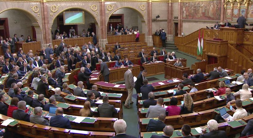 Politikai vitát tart a parlament