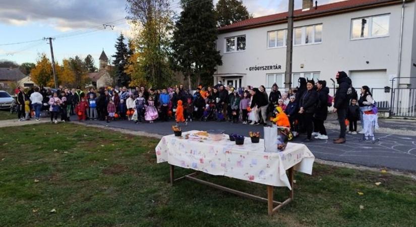 Ijesztően jó hangulatban telt Lovászpatona első halloweeni felvonulása