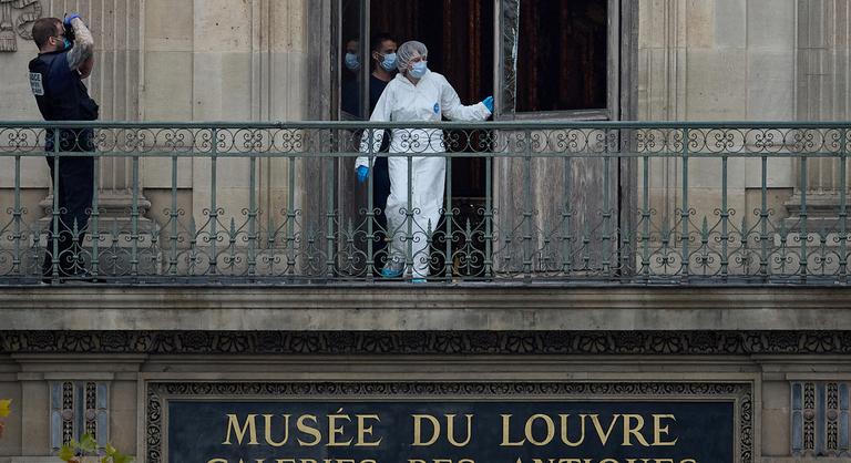 Újabb részletek derültek ki a Louvre-rablásról, egy őr segíthette a bandát