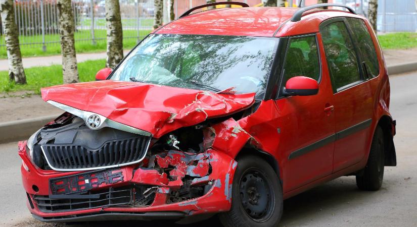 285 lóerős kocsival gyakorolta a vezetést, hat autót tört össze egy nő Szombathelyen