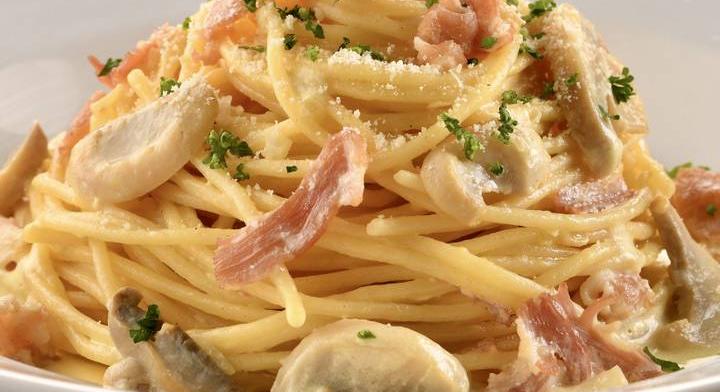 A legkrémesebb sonkás-gombás tészta: 20 perc alatt elkészül