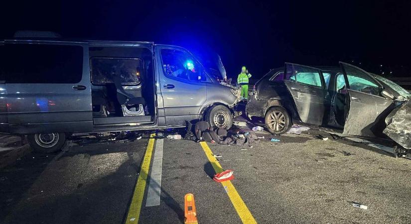 Friss hírek és helyszíni fotók: ebben a balesetben sérült meg életveszélyesen két gyermek