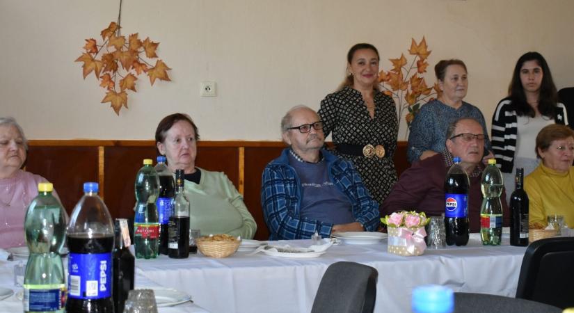Mede Géza: Dobfenek is köszöntötte idős polgárait – képekkel