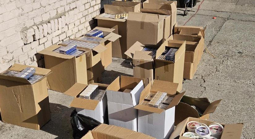 Nagy fogás: parkoló autóban és nyitott raktárban lapult húszmillió forint értékű cigaretta