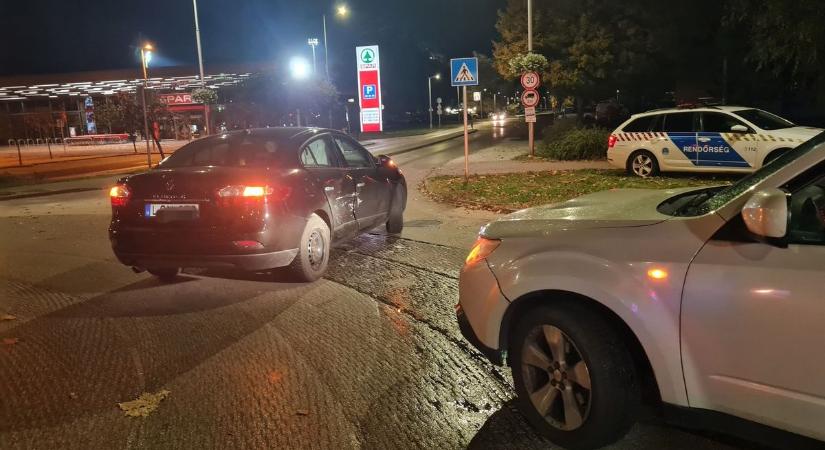 Két autó ütközött egy veszprémi körforgalomban – gyermeket vittek kórházba