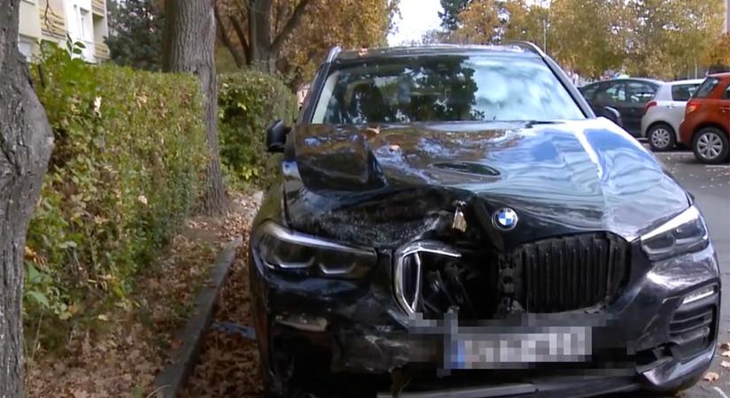 285 lóerős BMW-vel gyakorolt a nő! Hat autót tört össze Szombathelyen