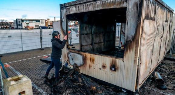 Tiltakozásul felgyújtottak egy tesztközpontot hollandiai fiatalok