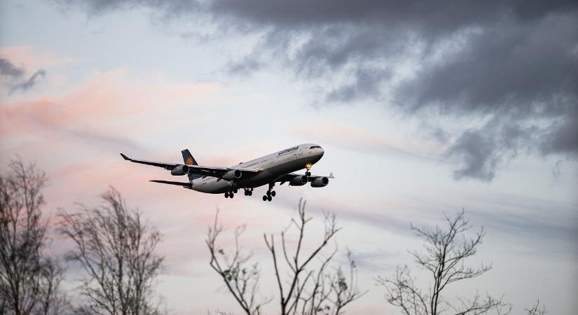 Pánik tört ki az utasszállító gépen, őrjöngő utas miatt kényszerleszállást hajtott végre a frankfurti járat