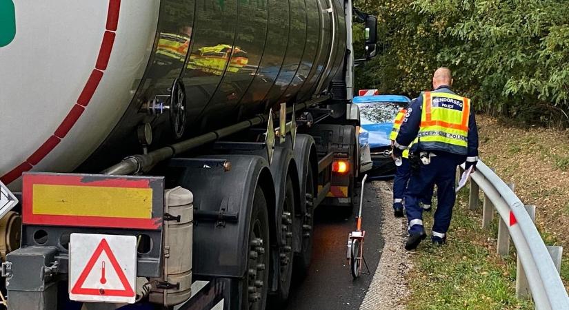 Kamionnak csapódott egy személyautó, de ez csak egy volt a sok közül